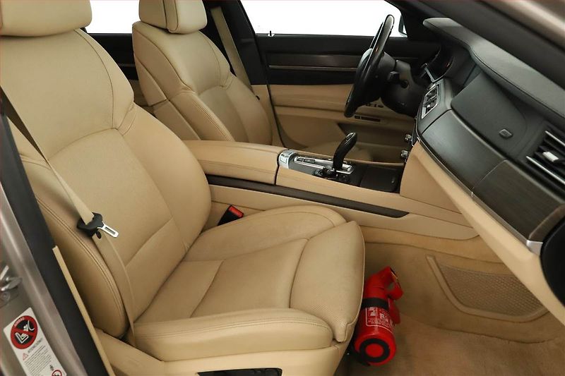 BMW Řada 7 (2010) 740d xDrive, 4X4, Automat - fotka 19 z 22