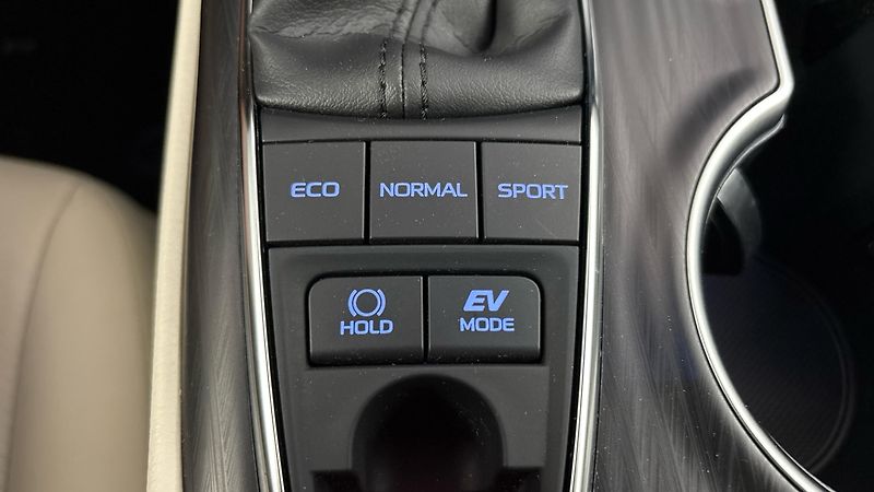 Toyota Camry 2.5 Hybrid AUT Executive - fotka 28 z 28