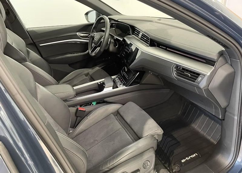 Audi Q8 e-tron 55 Q S-Line 360k Tažné SoH 94% - fotka 12 z 30