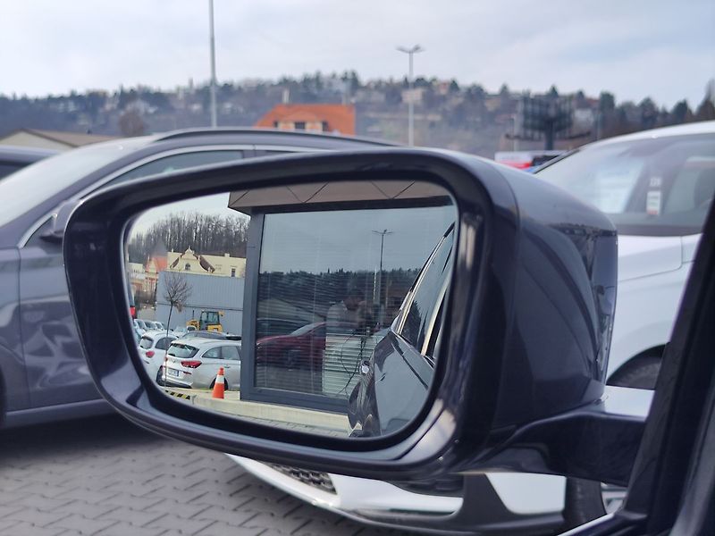 BMW Řada 3 330e 2.0/215kW Sportline PHEV - fotka 17 z 38