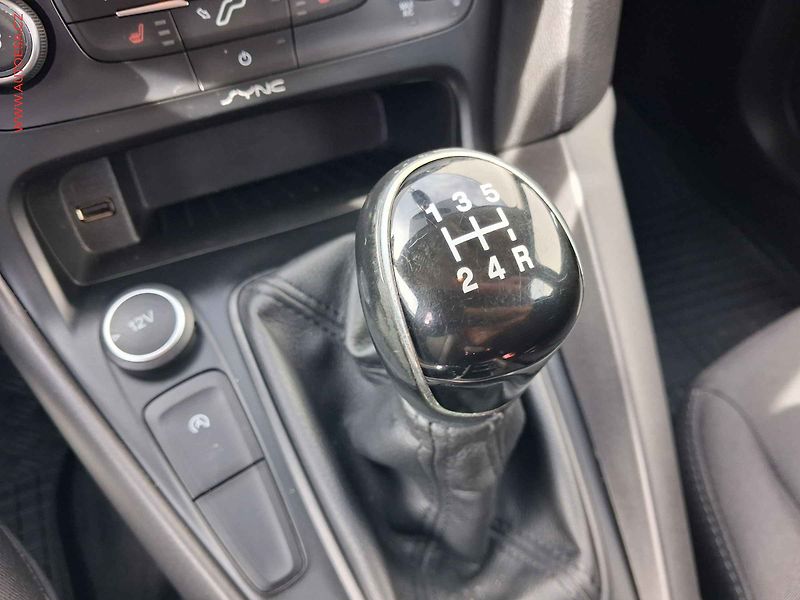 Ford Focus (2017) 1.0 EB, Trend, výhřev sed. - fotka 12 z 17