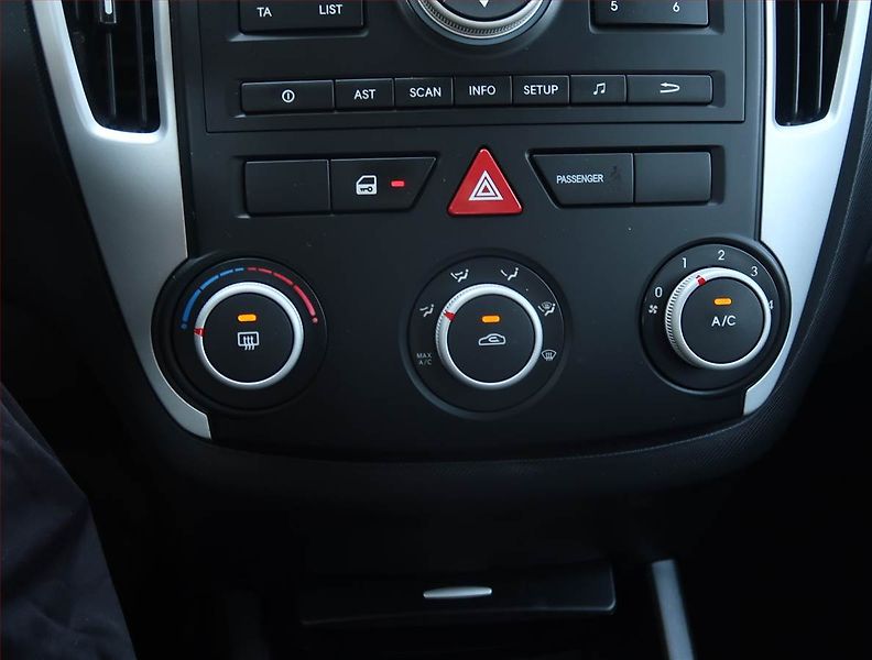 Kia Ceed (2010) 1.4 CVVT, nová STK - fotka 16 z 18