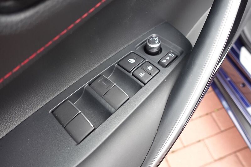 Toyota Corolla 2,0 HEV GR SPORT Dynamic JBL - fotka 10 z 33