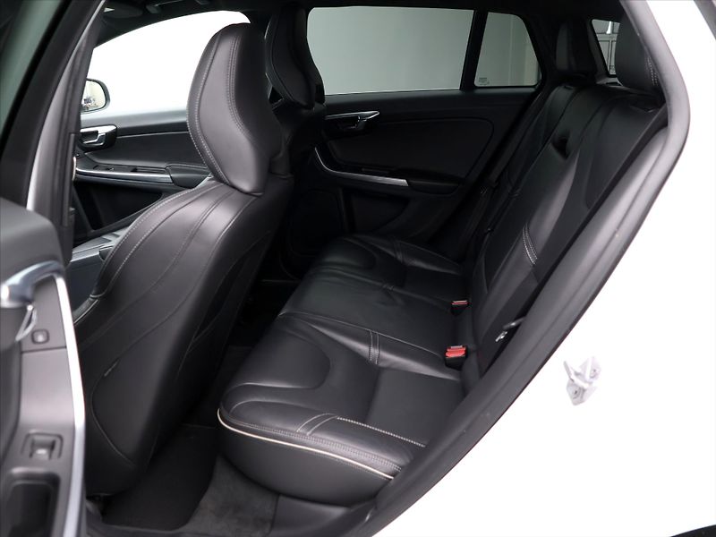 Volvo V60 2.4 D6 162kW R-Design Aut. DPH - fotka 14 z 37
