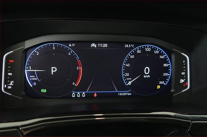 Volkswagen Touran (2023) 2.0 TDI - fotka 11 z 18
