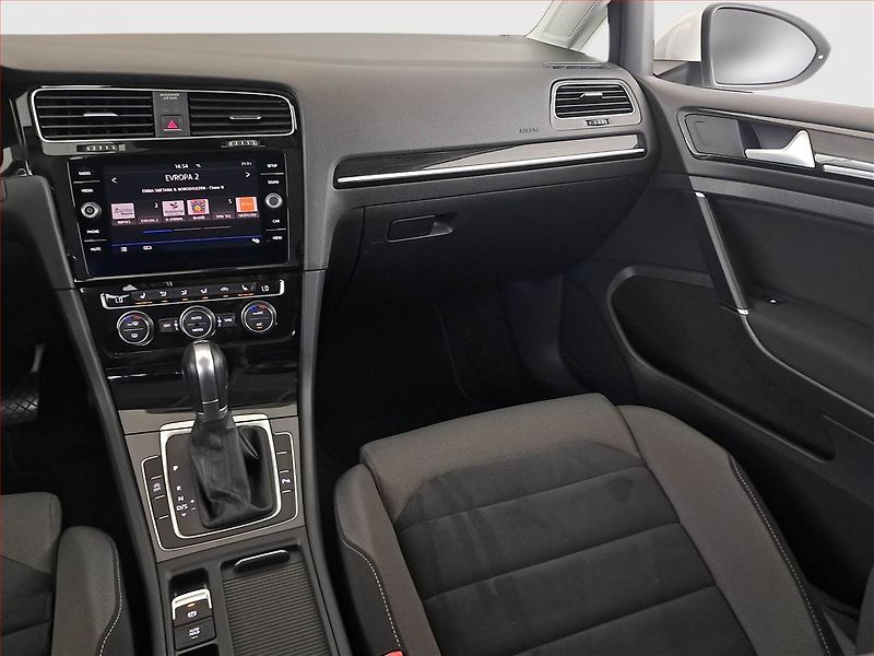 Volkswagen Golf (2017) Comfortline 1.6 TDI, Automat - fotka 8 z 19