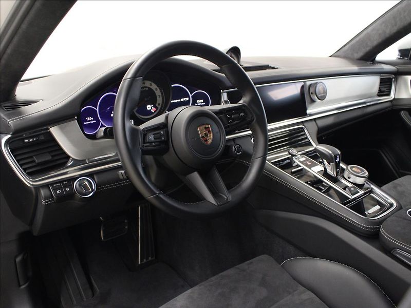 Porsche Panamera 4,0 GTS 368 kW zánovní stav - fotka 10 z 36