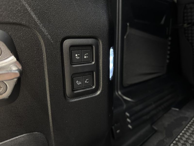 Land Rover Defender 110 D300 X-DYNAMIC SE - fotka 31 z 47