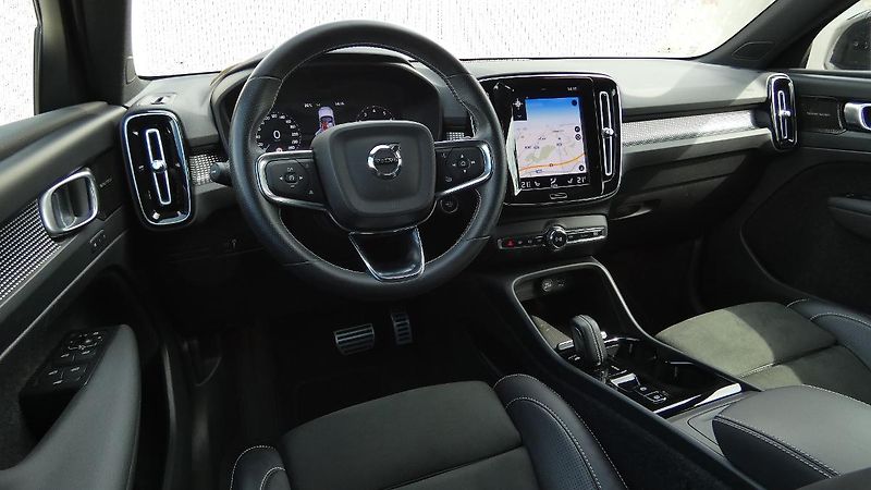 Volvo XC40 B4 AWD R-Design - fotka 5 z 22