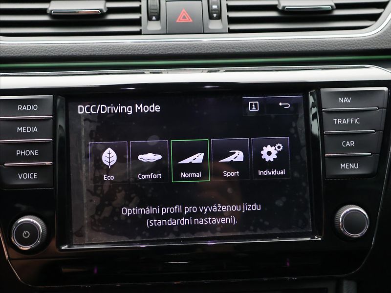 Škoda Superb 2.0 TSI 206kW DSG CZ L&K - fotka 25 z 37
