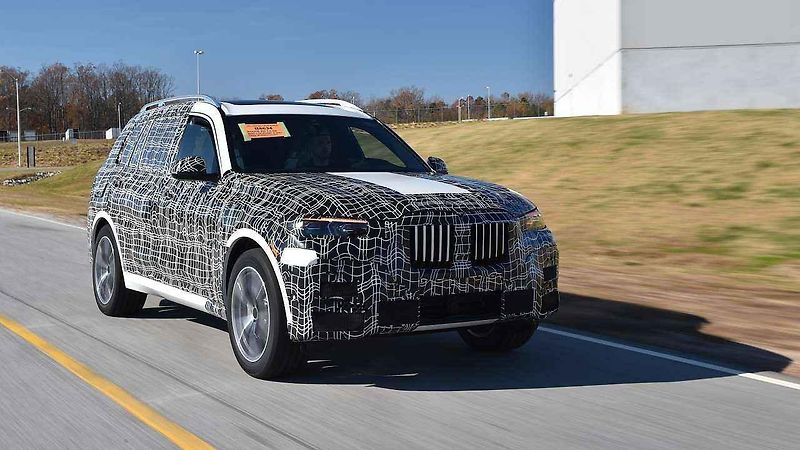 Záběry z výroby prototypů nového BMW X7.