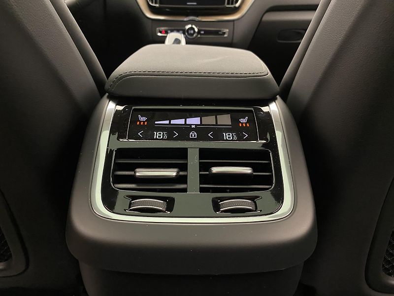 Volvo XC60 B5 AWD ULTRA CZ 1.maj - fotka 30 z 52