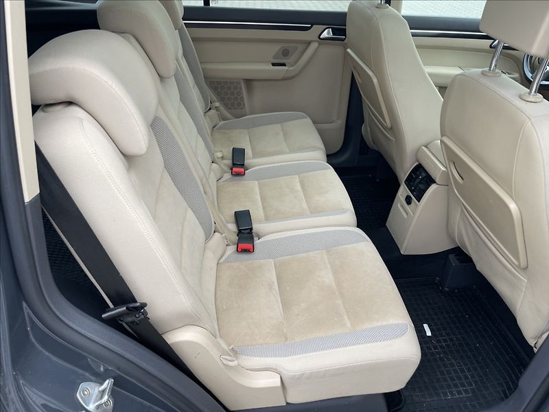 Volkswagen Touran 2,0 TDi 103kw DSG Highline Pan - fotka 10 z 25