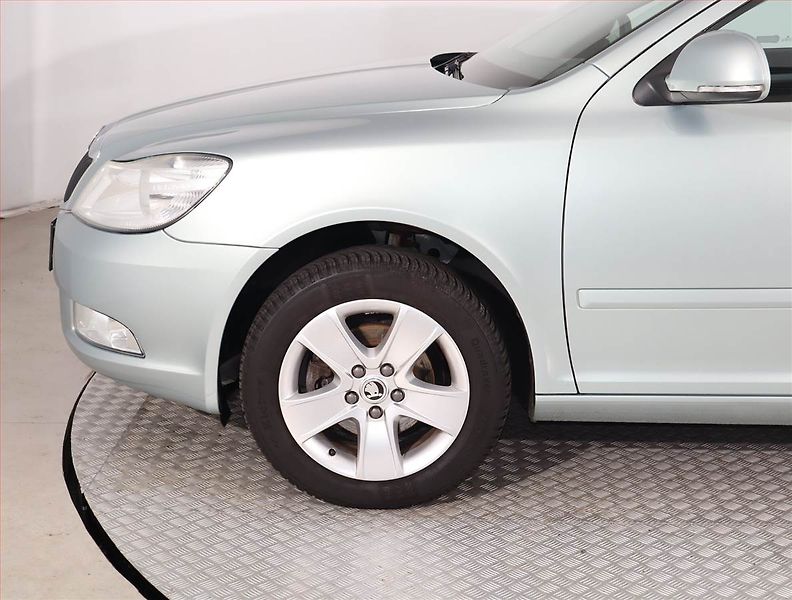 Škoda Octavia (2010) 1.2 TSI, Navi, Tempomat - fotka 14 z 16