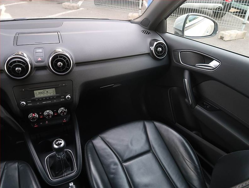 Audi A1 (2011) S-Line 1.6 TDI, Park. senzory - fotka 8 z 17