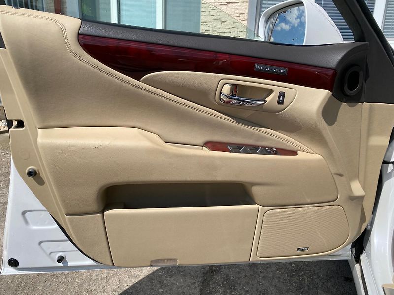 Lexus LS 400 (2009) - fotka 15 z 23