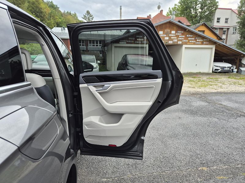 Volkswagen Touareg 3,0TDi 170kw 4x4 DSG TZ 19ALU - fotka 32 z 43