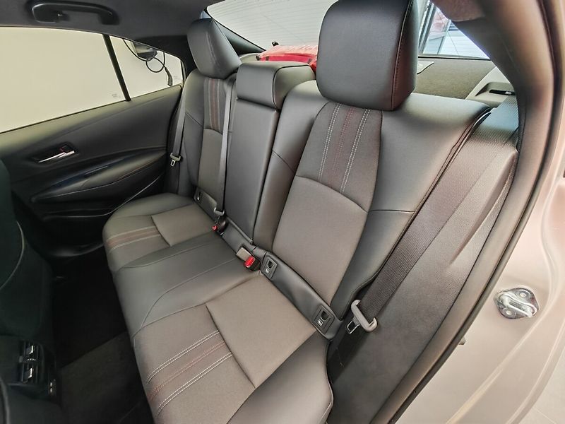 Toyota Corolla 1.8 GR SPORT - fotka 19 z 35