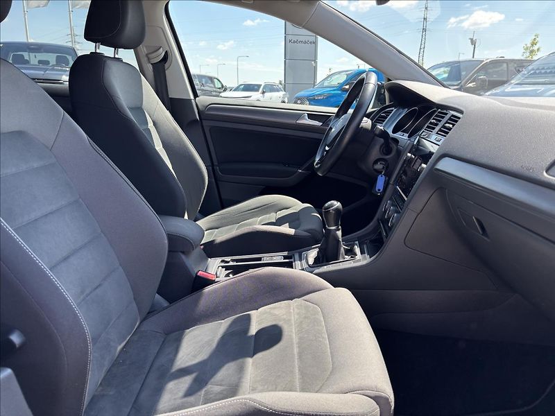 Volkswagen Golf 1,0 TSI 81 kW Comfortline - fotka 19 z 48