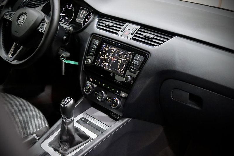 Škoda Octavia 3 Combi 1.4 TSI 110 kW - fotka 16 z 28