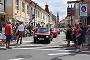 Ze startu XIV. Slánského okruhu - průjezd Londou.