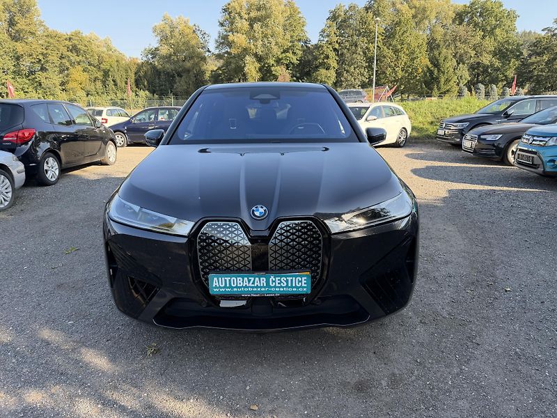 BMW iX xDrive40 SPORT H&K SkyLounge - fotka 2 z 33