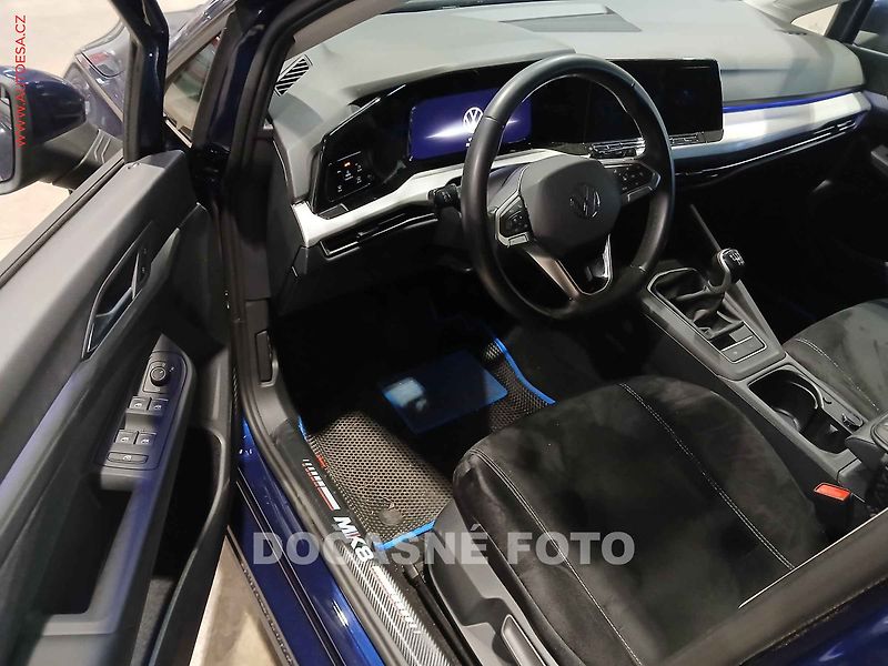 Volkswagen Golf (2023) 1.5., ČR, navi, LED, autoAC - fotka 3 z 3