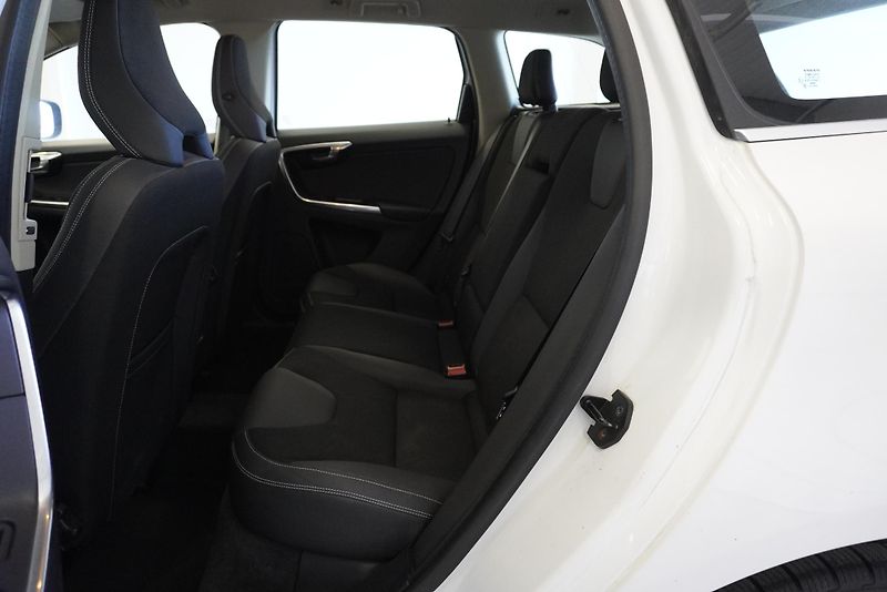 Volvo XC60 D4 AWD MOMENTUM AUT. - fotka 22 z 26