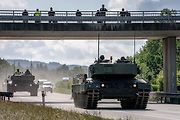 První armádní výcvik přesunu tanků Leopard 2A4 na dálnici D35.