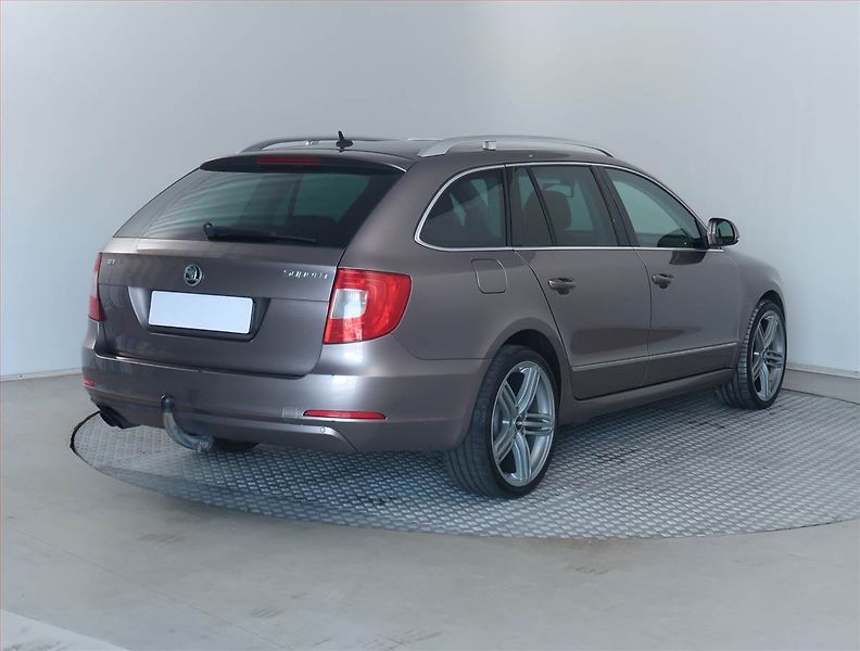 Škoda Superb (2010) 2.0 TDI, Xenony, Tempomat - fotka 5 z 16