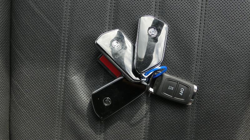 Škoda Superb 2.0 TDI 110kW L&K Combi DSG - fotka 26 z 30
