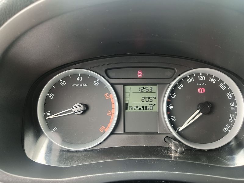 Škoda Fabia 1.4 16V Ambiente Combi - fotka 11 z 24