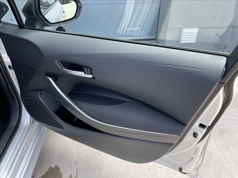 Toyota Corolla 1,8 Hybrid e-CVT Confort ČR.1. - fotka 26 z 29