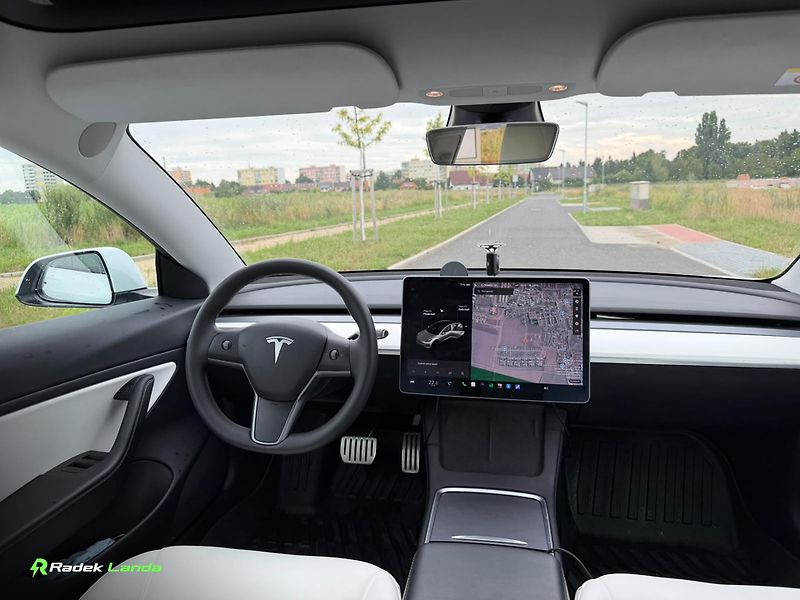 Tesla Model 3 (2021) bílý interiér | 513 koní - fotka 6 z 7