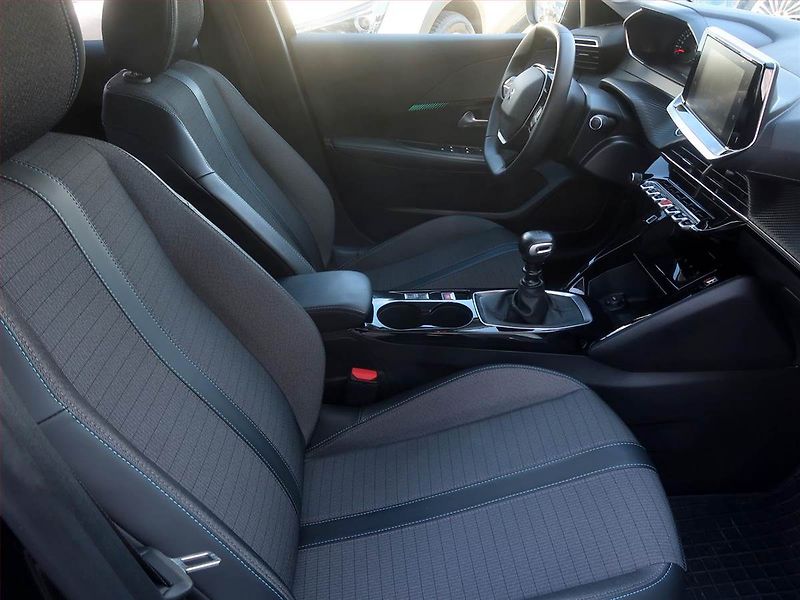 Peugeot 208 (2021) Allure 1.2 PureTech - fotka 9 z 17