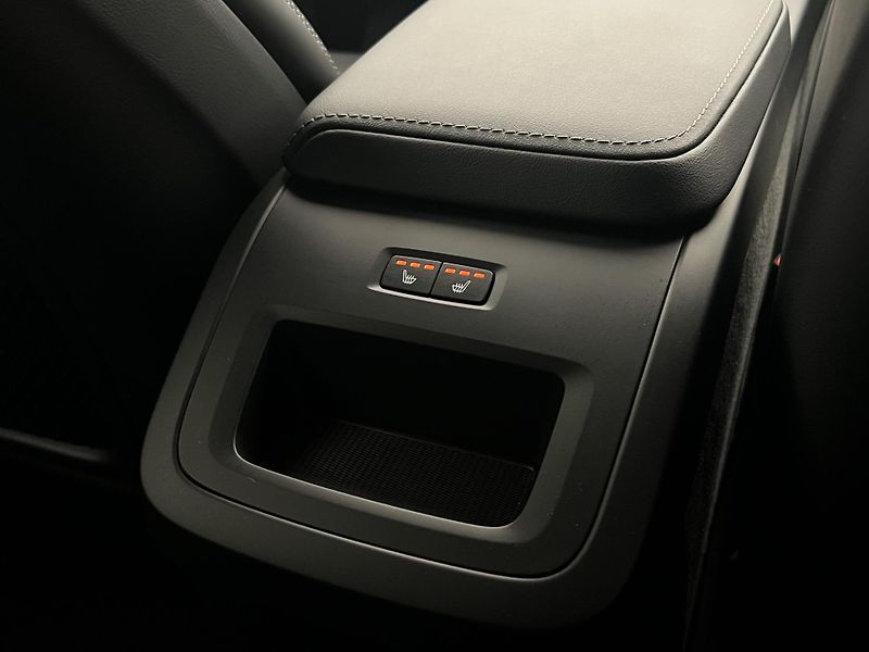 Volvo XC60 B5 AWD DARK PLUS AUT - fotka 20 z 45