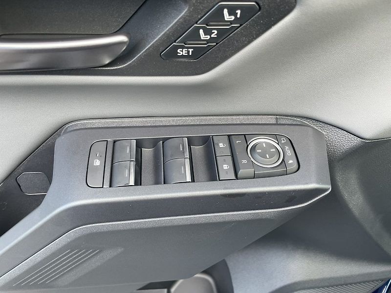 Toyota RAV4 2.5 Plug-in Hybrid 4x4 - fotka 29 z 32