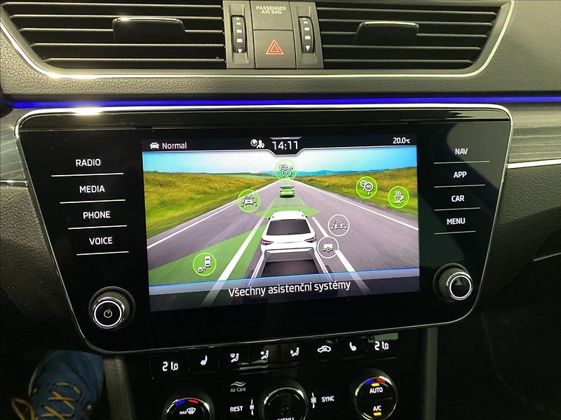 Škoda Superb 2,0 TDI 110kW Style Combi DSG - fotka 14 z 29