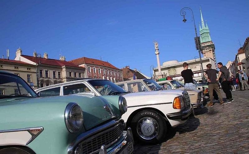 V pondělí 28. října byla na Masarykově náměstí ve Znojmě k vidění řada historických vozidel.