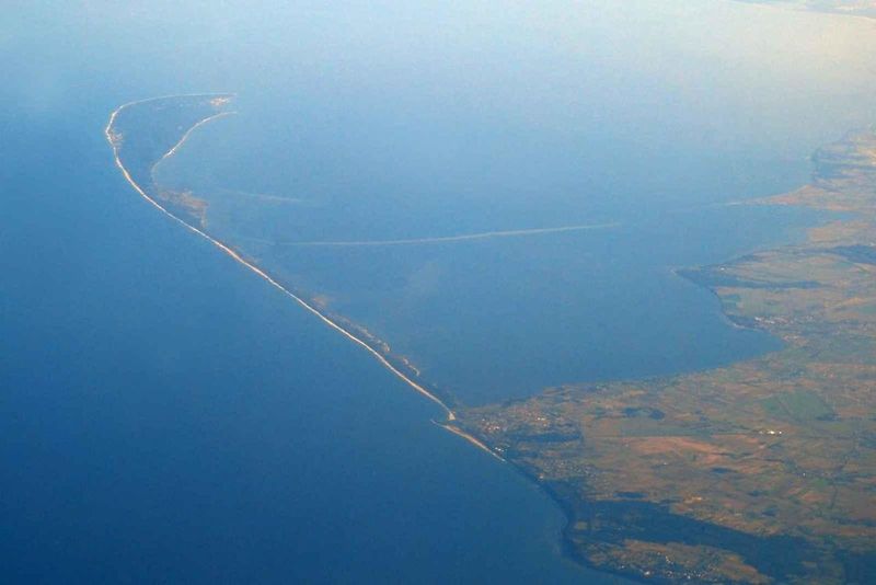 Helský poloostrov začíná na Kašubském pobřeží u města Władysławowo. Zde je široký asi 300 metrů. Celkem se táhne jihovýchodním směrem v délce zhruba 35 kilometrů.