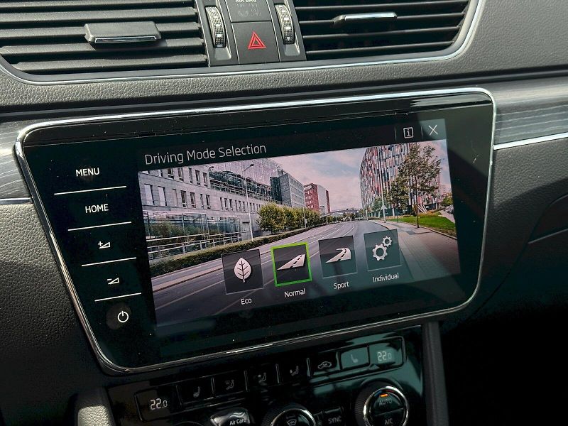Škoda Superb (2019) 2.0 TDI 110 kW DSG Style Plus - fotka 18 z 26