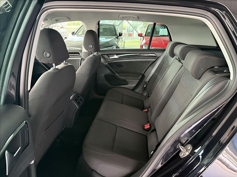 Volkswagen Golf 1,5   TSI 110kW,SOUND,SERVISKA - fotka 24 z 27