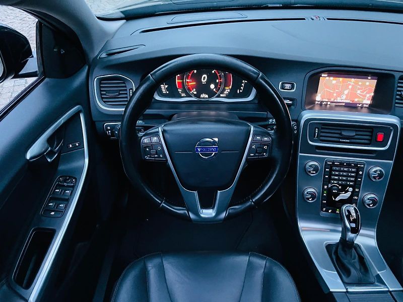 Volvo V60 2.4D4 5V AUTOMAT KAMERA TAŽNÉ - fotka 23 z 50