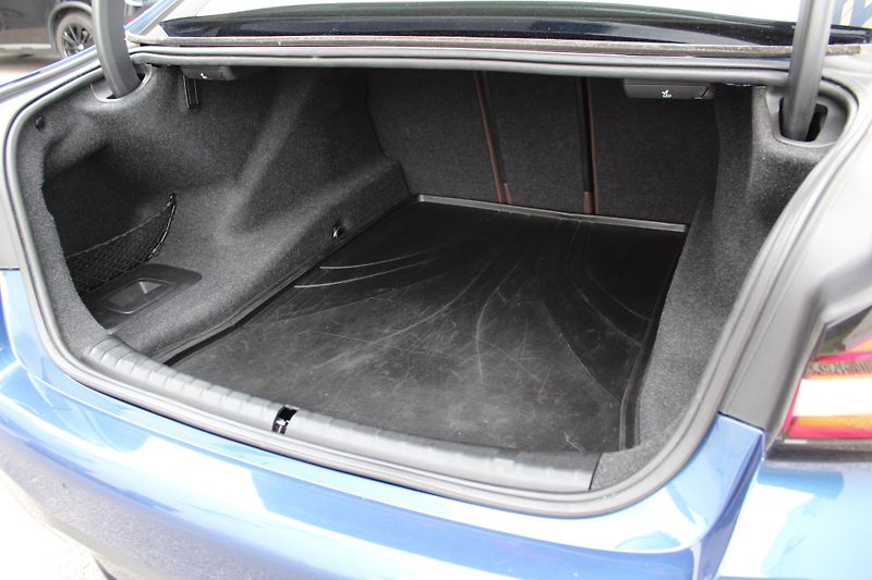 BMW Řada 5 M550i xDrive Sedan - fotka 26 z 28
