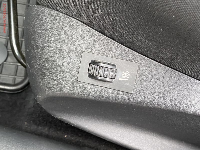 Peugeot 2008 (2018) 1.2 PT, ČR, Allure, park. - fotka 12 z 17