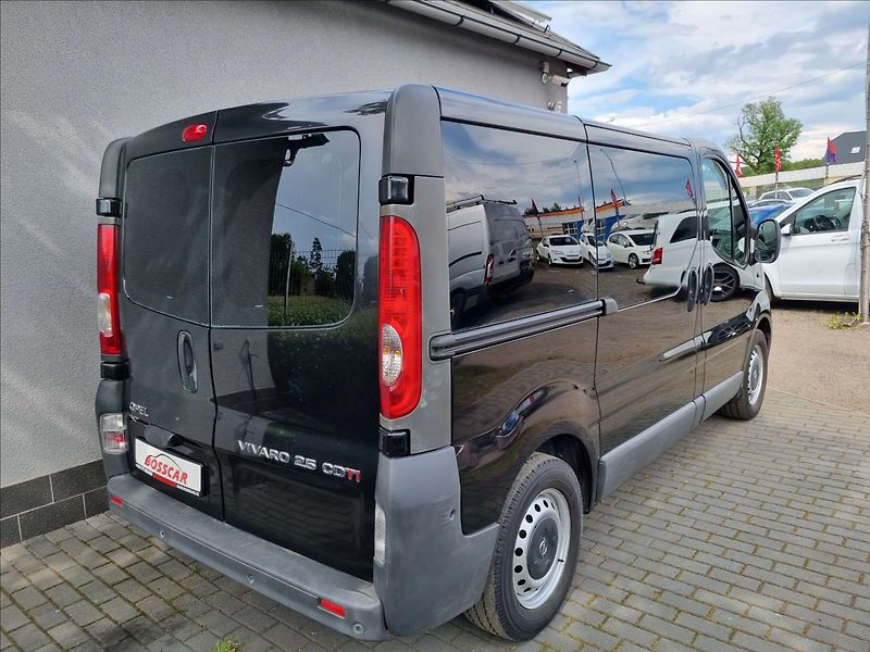 Opel Vivaro 2,5 DCi 8 Míst Webasto 2xKlima - fotka 6 z 31
