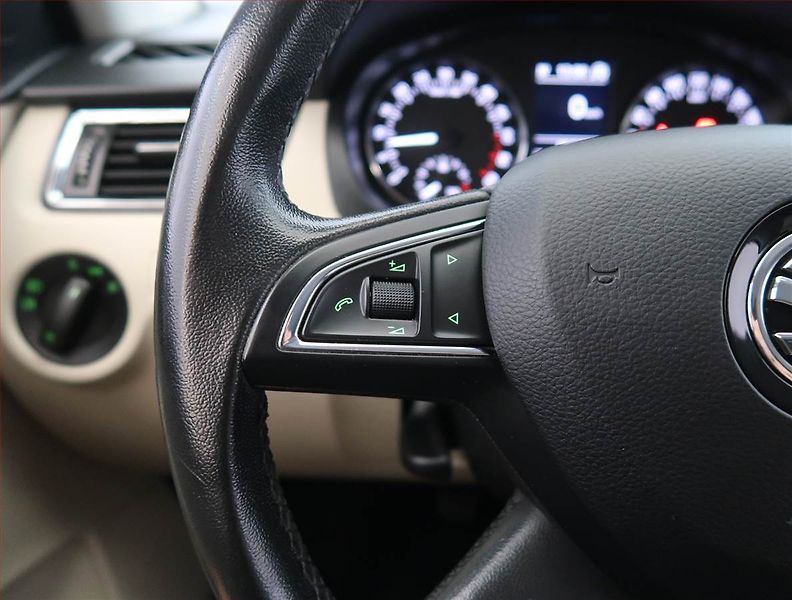 Škoda Rapid (2013) Ambition 1.6 TDI, Navi - fotka 14 z 17