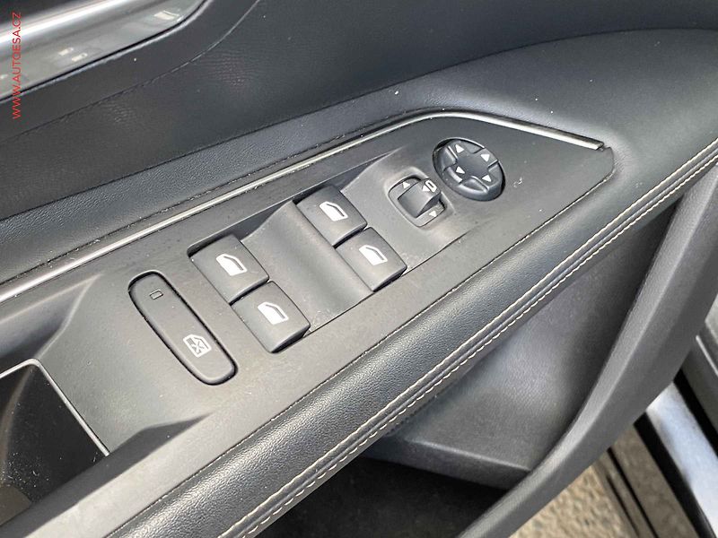 Peugeot 3008 (2020) 1.2 PT, GT Line, AT, LED - fotka 11 z 20