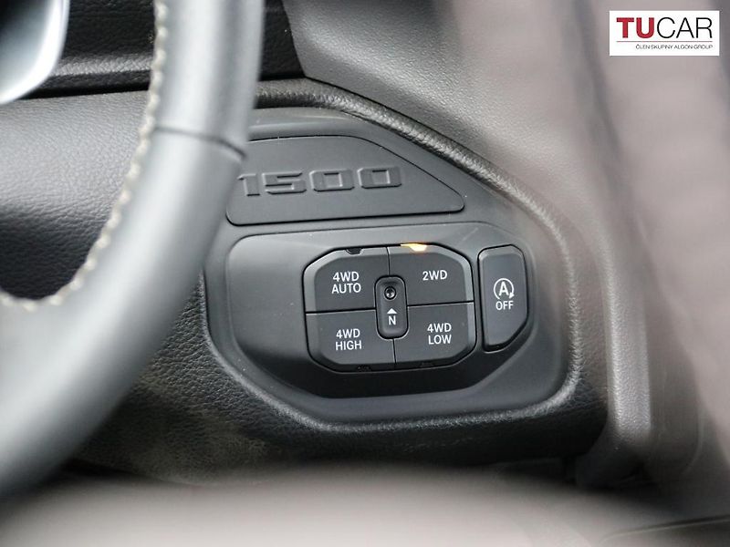 RAM 1500 (2024) Laramie 5.7 V8 HEMI E-Torque - fotka 20 z 38