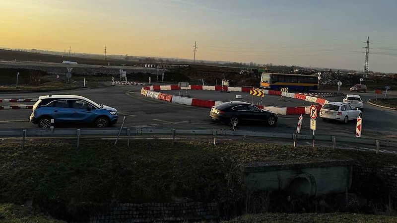 Staveniště D55 U Strejčkova lomu, kde vyroste ekodukt, jehož konstrukci bude tvořit přesypaný klenbový rám z betonu o dvou polích.